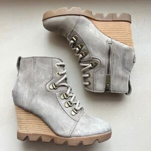 Sorel Joan Upton Women 6.5 Wedge Booties Taupe Grey Nubuck Leather Lace Up Zip
